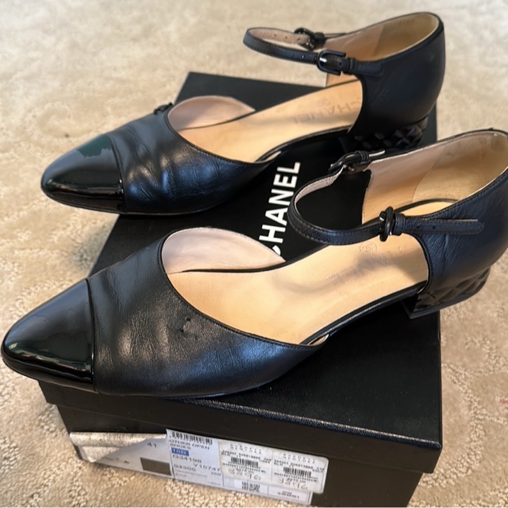 CHANEL Black Leather Flats with Glossy Toe Cap - Picture 3 of 9